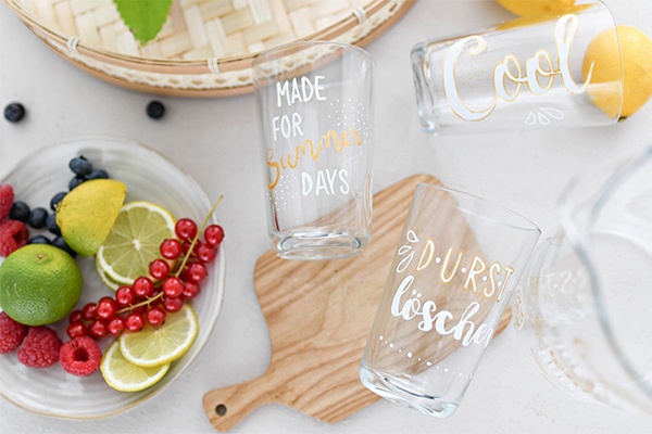 Individuell gestaltete Gläser mit schönem Handlettering als Dekoration