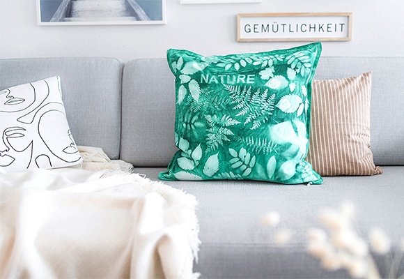 Kreativer Sonnendruck auf Stoff, zum Beispiel dem Polster, sorgt für Gemütlichkeit im Wohnzimmer