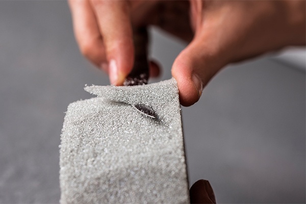 Steckschwamm für das Innere der DIY Flower Box zuschneiden