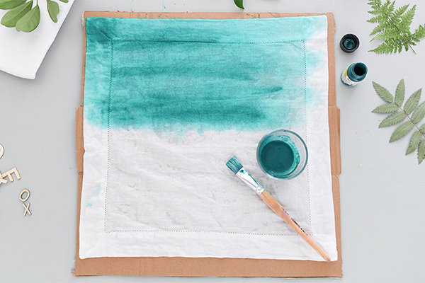 Serviette wird türkis bemalt
