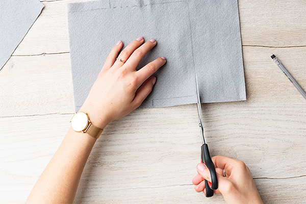 Geschnittener grauer filz