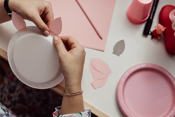 Die Ohren ausschneiden und von hinten an den Pappteller kleben