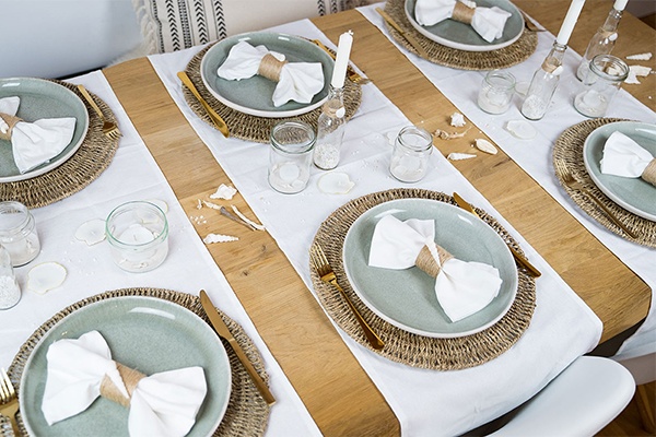 Tafel mit sommerlicher Tischdeko