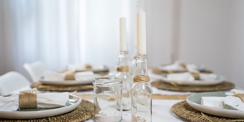 Sommerliche Tischdeko mit Sand, Muscheln und Kerzen zum Nachmachen