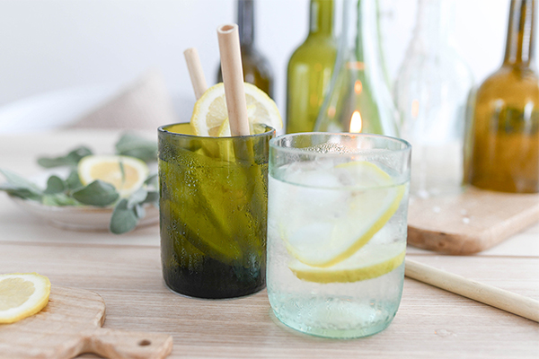 Weinflaschenglas mit Wasser und Zitronen.