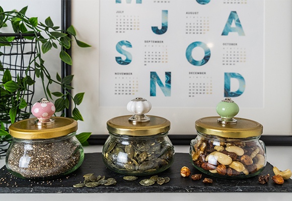 Upcycling Ideen - aus alten Gläsern neue Aufbewahrungs-Möglichkeiten für Nüsse, Samen und mehr machen