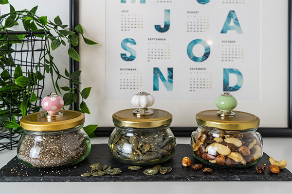 Aufbewahrungsgläser mit Knöpfen