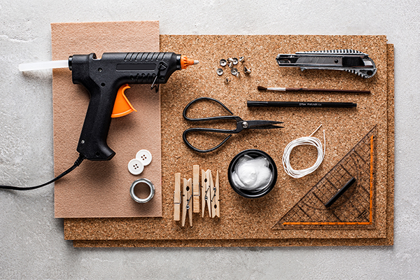 Bastelutensilien wie Korkplatte oder Heißkleber