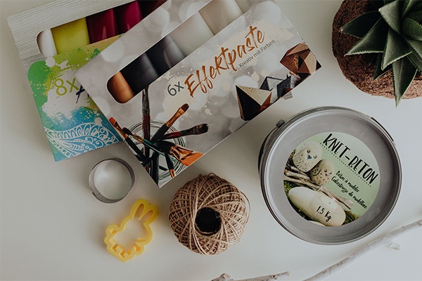 Utensilien für ein selbstgemachtes Frühlings-Mobile