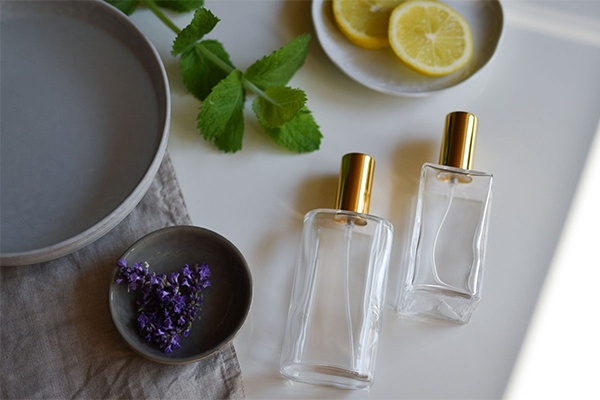 DIY Bodysplash mit Lavendel, Zitrone und Minze in die Sprühflasche geben