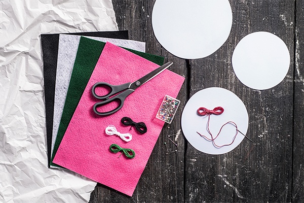 Das Etuis aus Filz und mit Fäden zusammenbasteln