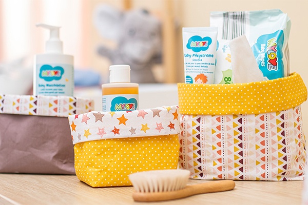 Organizer für Babyprodukte mit Produkten füllen