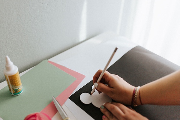 Minnie Maus-Vorlage auf Papier zeichnen