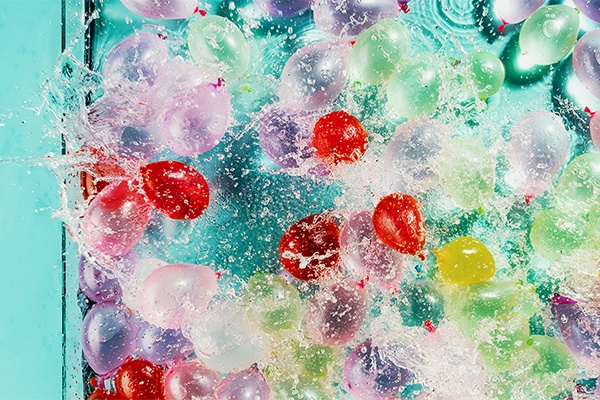 Wasserbomben im Wasser zerplatzen lassen