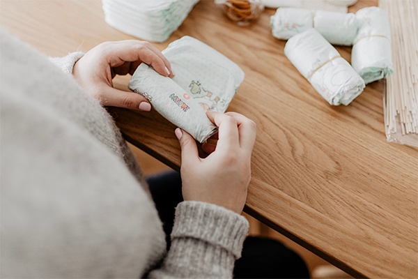Windeln für die Tort zusammenrollen