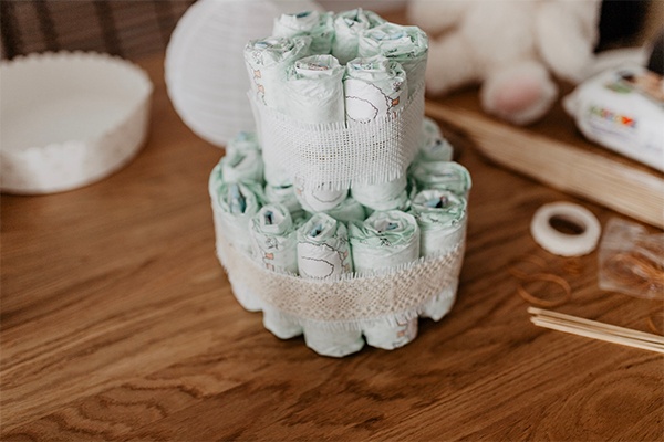 Windeln so zusammenbinden, dass sich eine Torten-Form ergibt