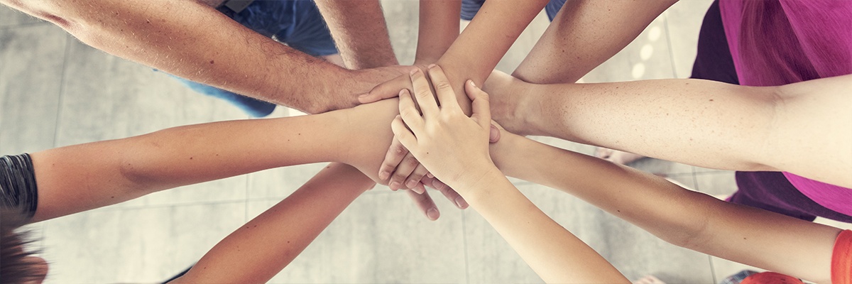 Viele Hände halten zusammen