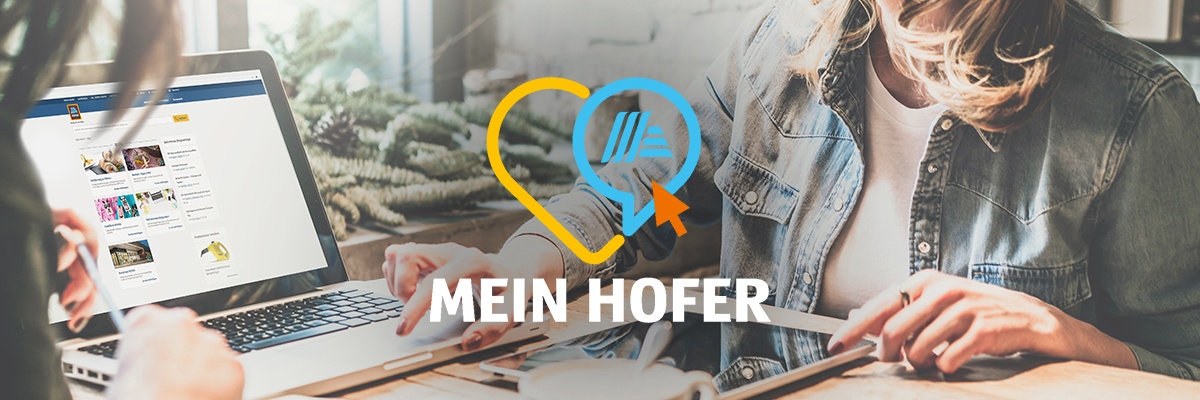 Frau welche am Laptop die MEIN HOFER-Website offen hat. Auf dem Bild sieht man das MEIN HOFER Logo.
