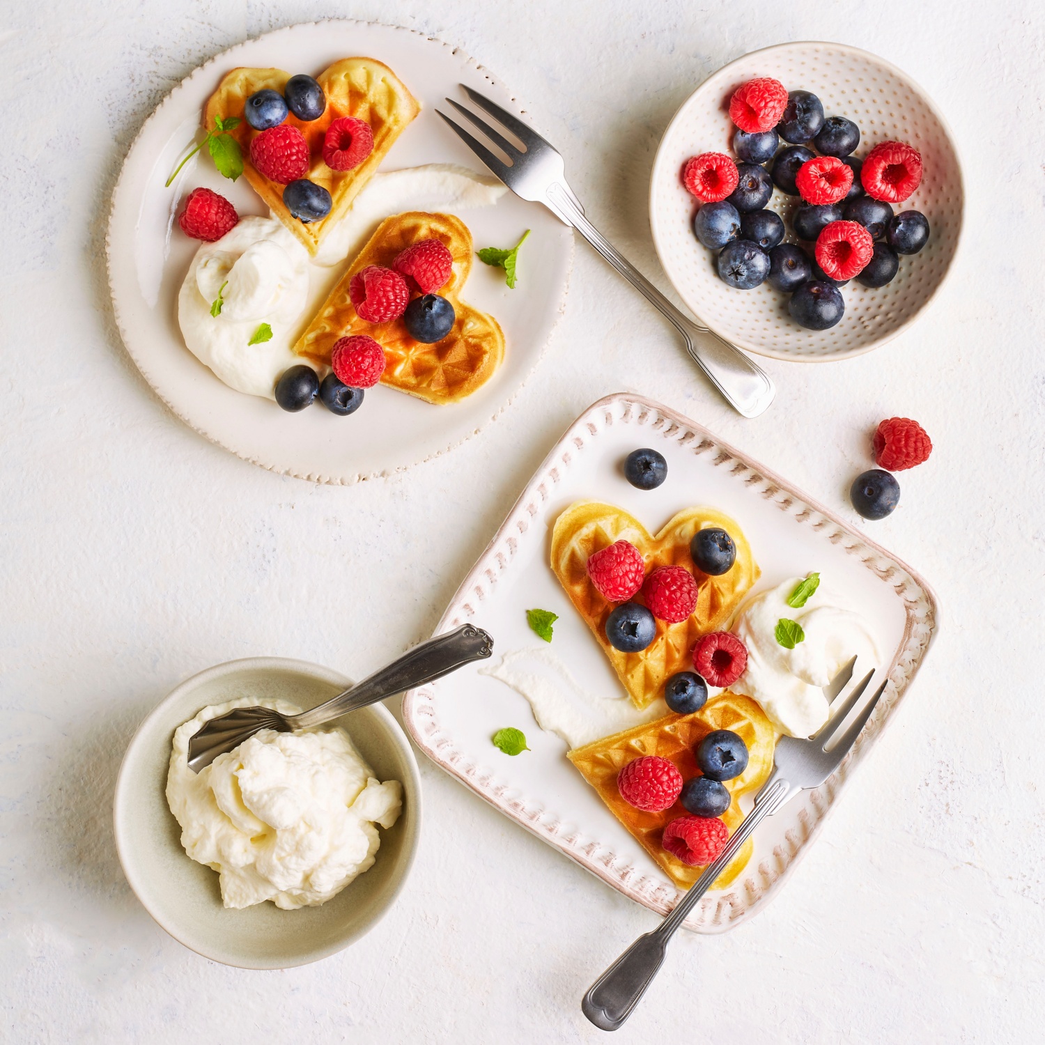 Joghurt-Waffeln mit Beeren-Topping | ALDI Rezeptwelt