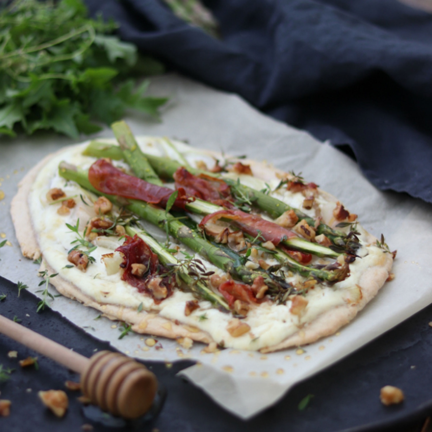 Spargel Flammkuchen mit Prosciutto Rezept | HOFER Rezeptwelt