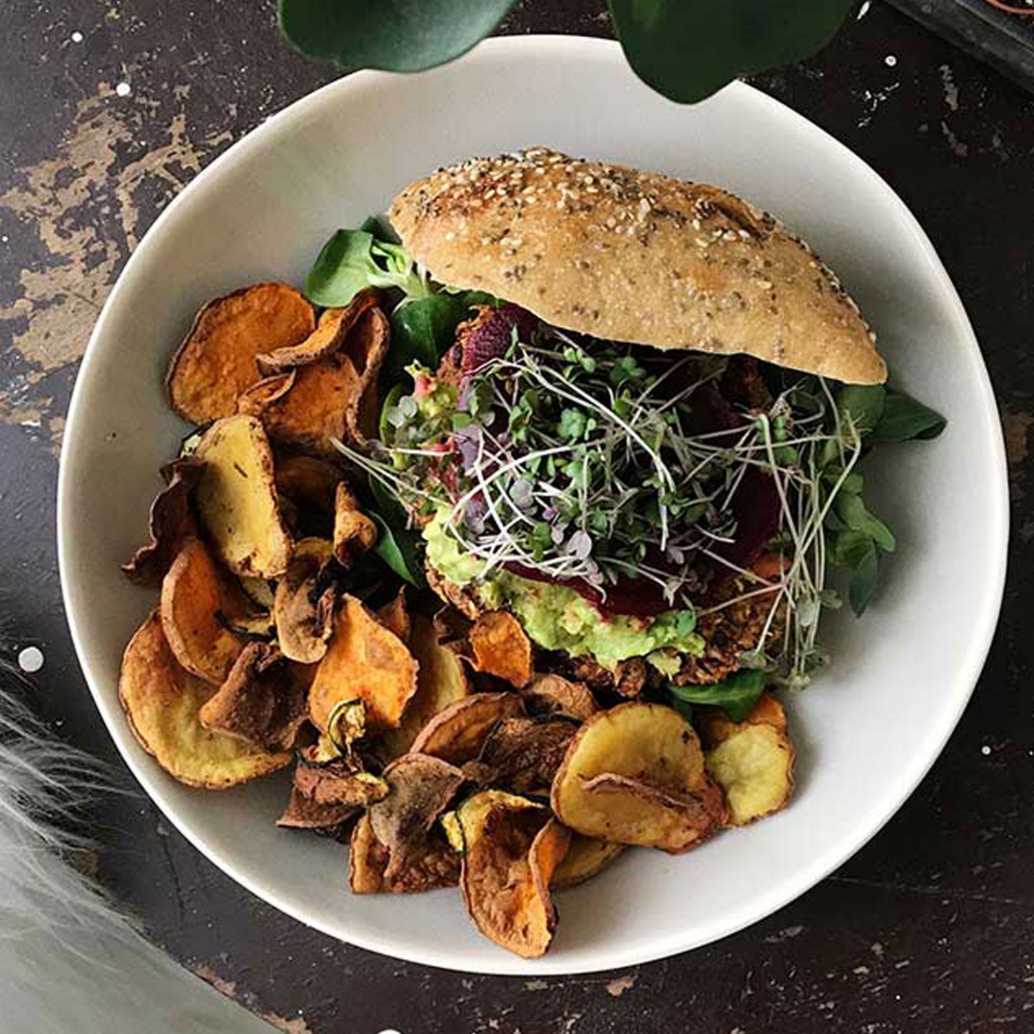 Vegane Burger mit Roten Rüben und Guacamole Rezept | HOFER Rezeptwelt