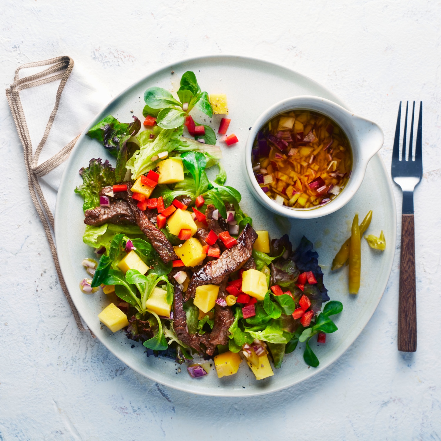 Salat mit Rinderfiletstreifen und Mango an Orangen-Ingwer-Dressing ...