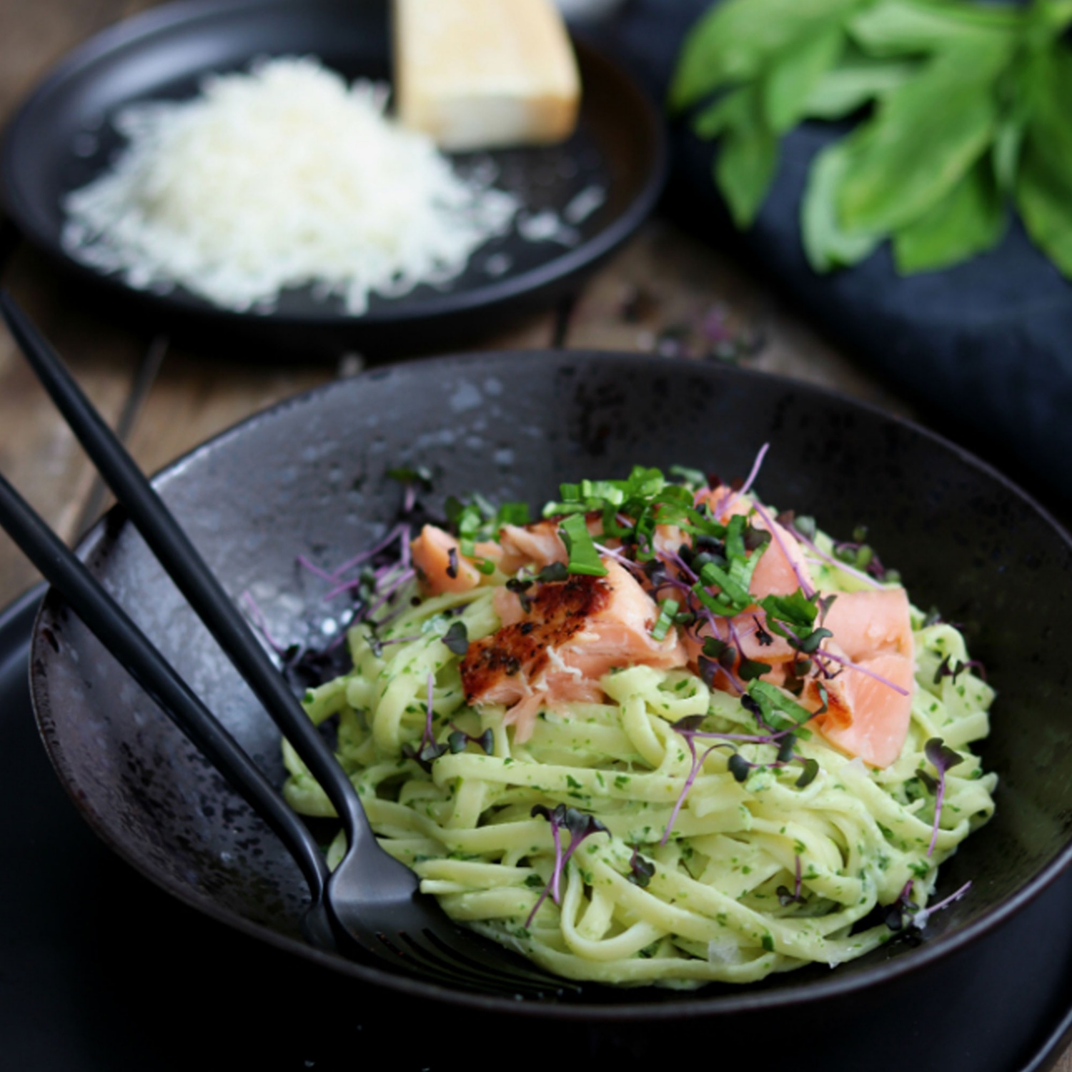 Spaghetti mit Lachs und Bärlauch-Frischkäse-Soße Rezept | HOFER Rezeptwelt