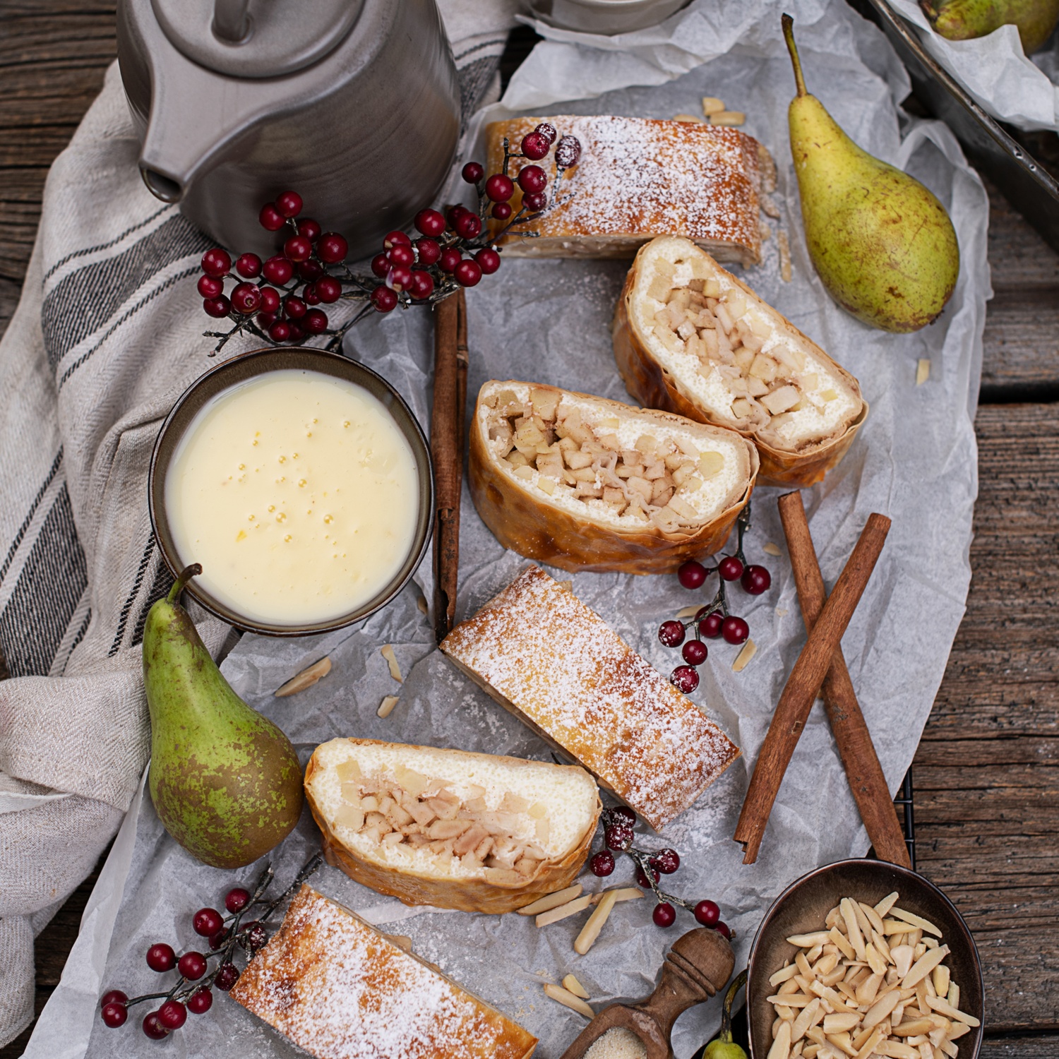 Birnen Topfenstrudel mit Joghurt &amp; Vanillesauce Rezept | HOFER Rezeptwelt