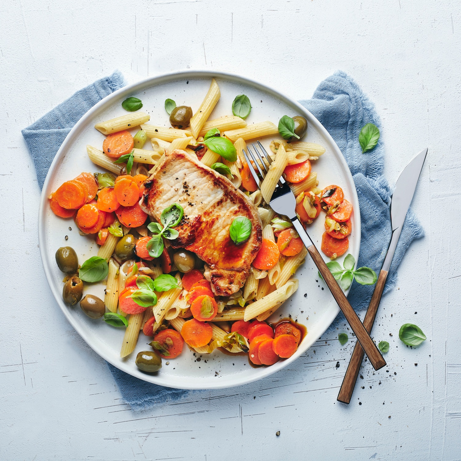 Minutensteaks auf Gemüse-Nudel-Pfanne | ALDI Rezeptwelt