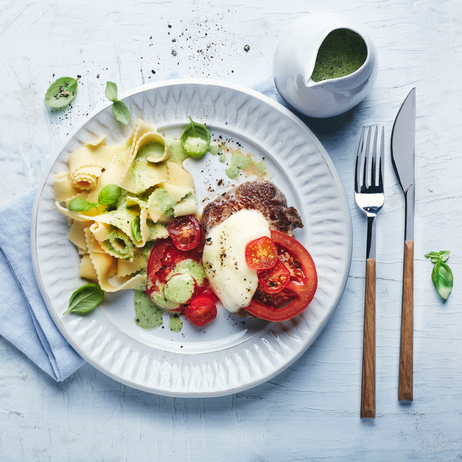 Gratinierte Tomate-Mozzarella-Kalbsmedaillons mit Basilikumsauce | ALDI ...