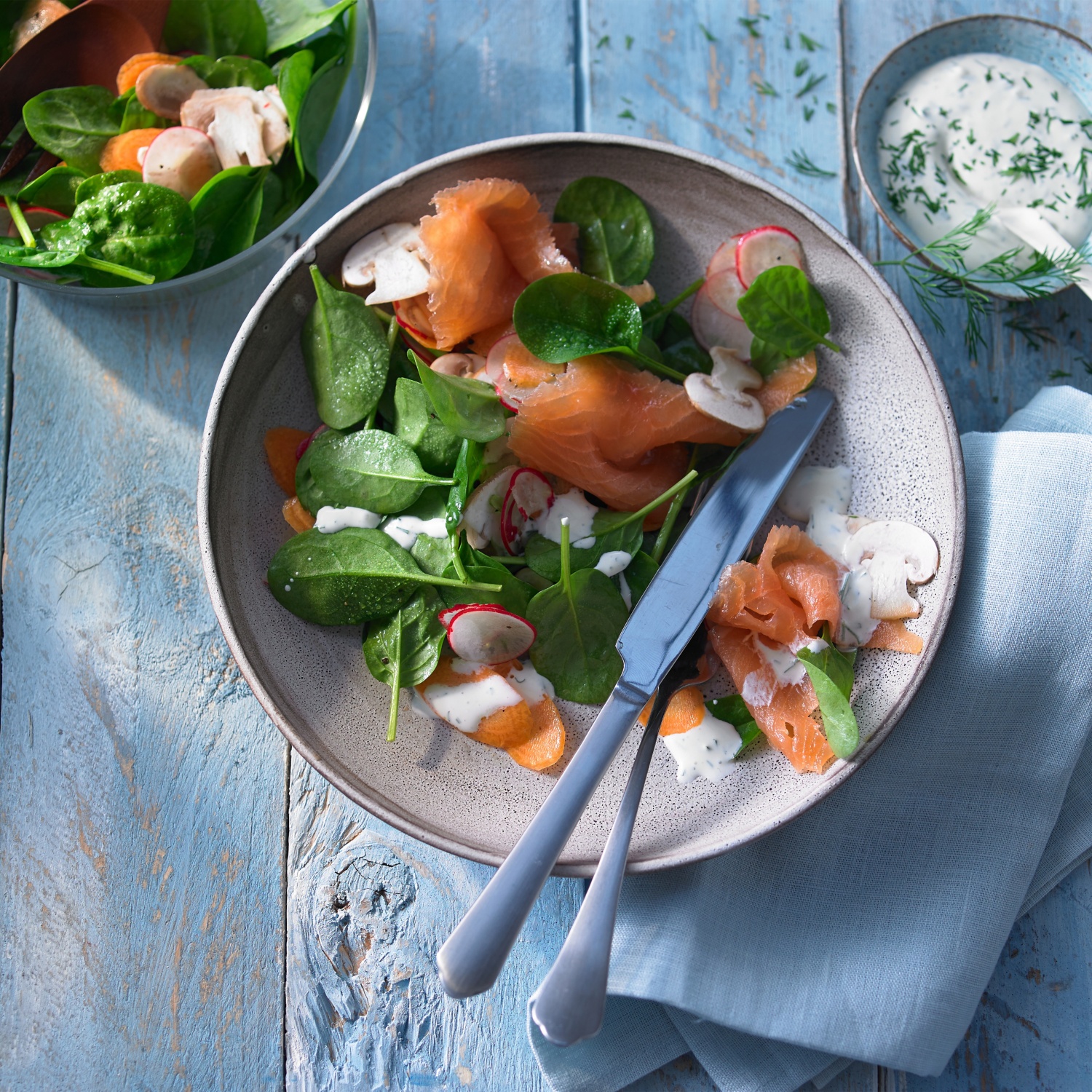 Salat vom jungen Spinat mit Räucherlachs und Dill-Crème-fraîche | ALDI ...