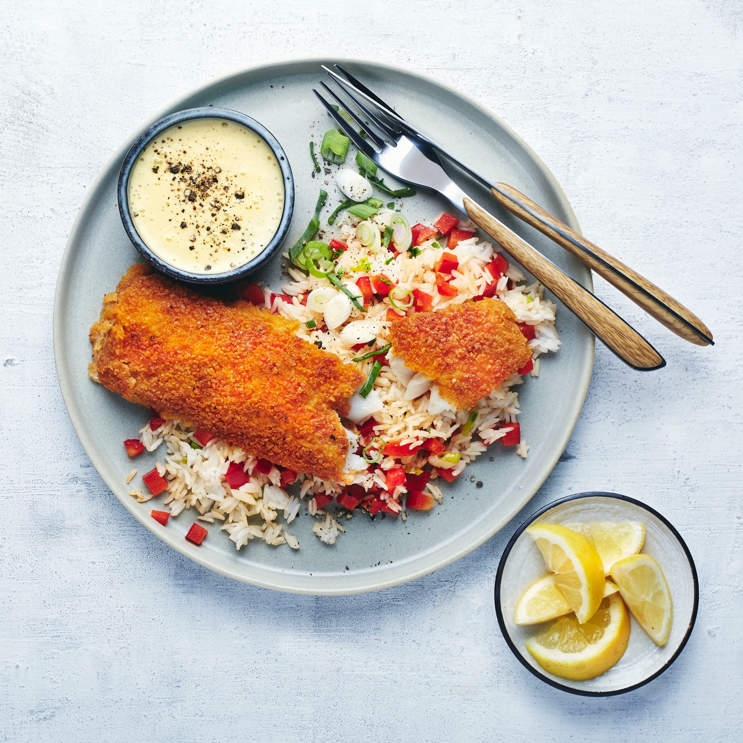 Gebackenes Fischfilet in Knusperpanade mit Thaimayonnaise und Pimento ...