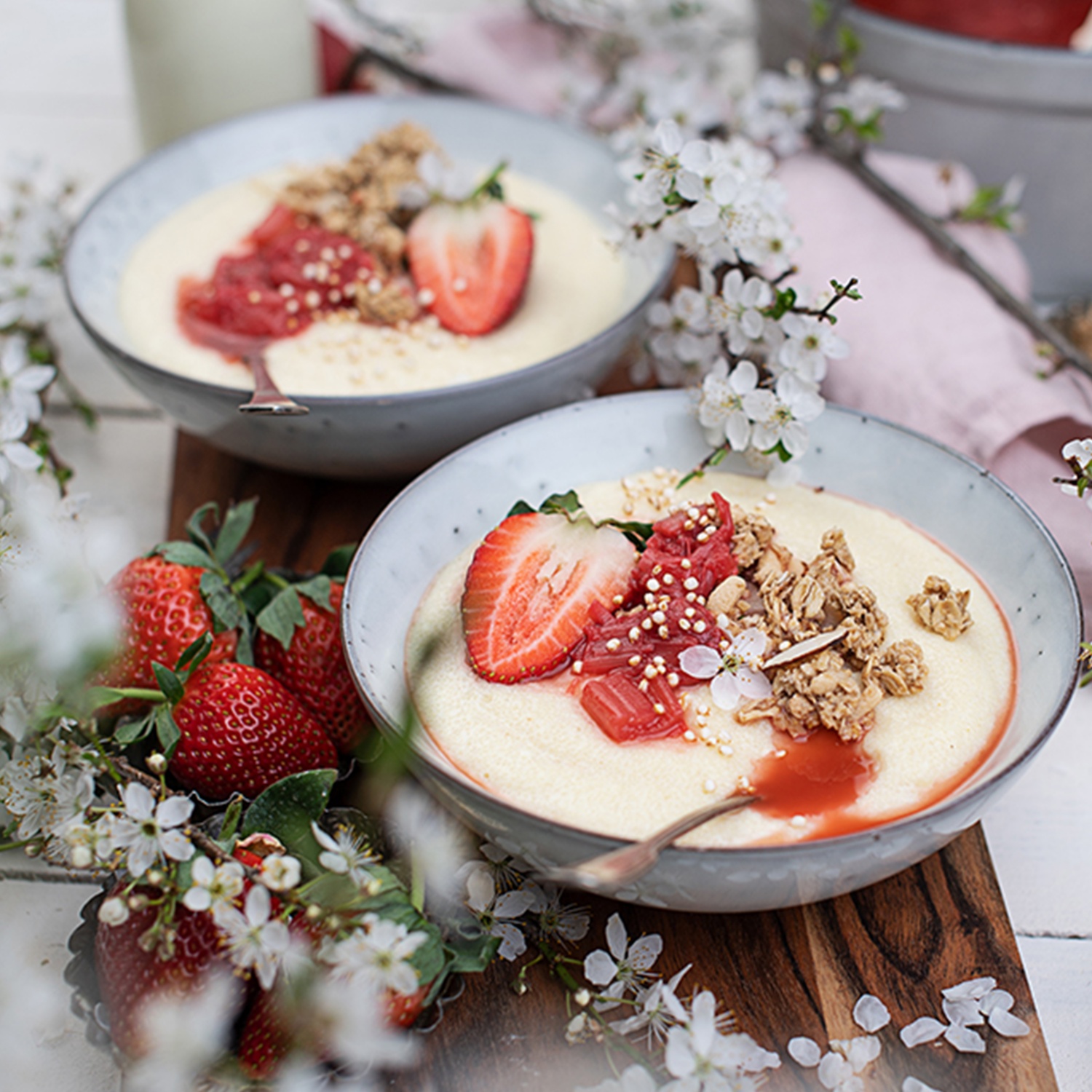 Grießbrei mit Rhabarber-Erdbeer-Kompott &amp; Nuss Crumble Rezept | HOFER ...