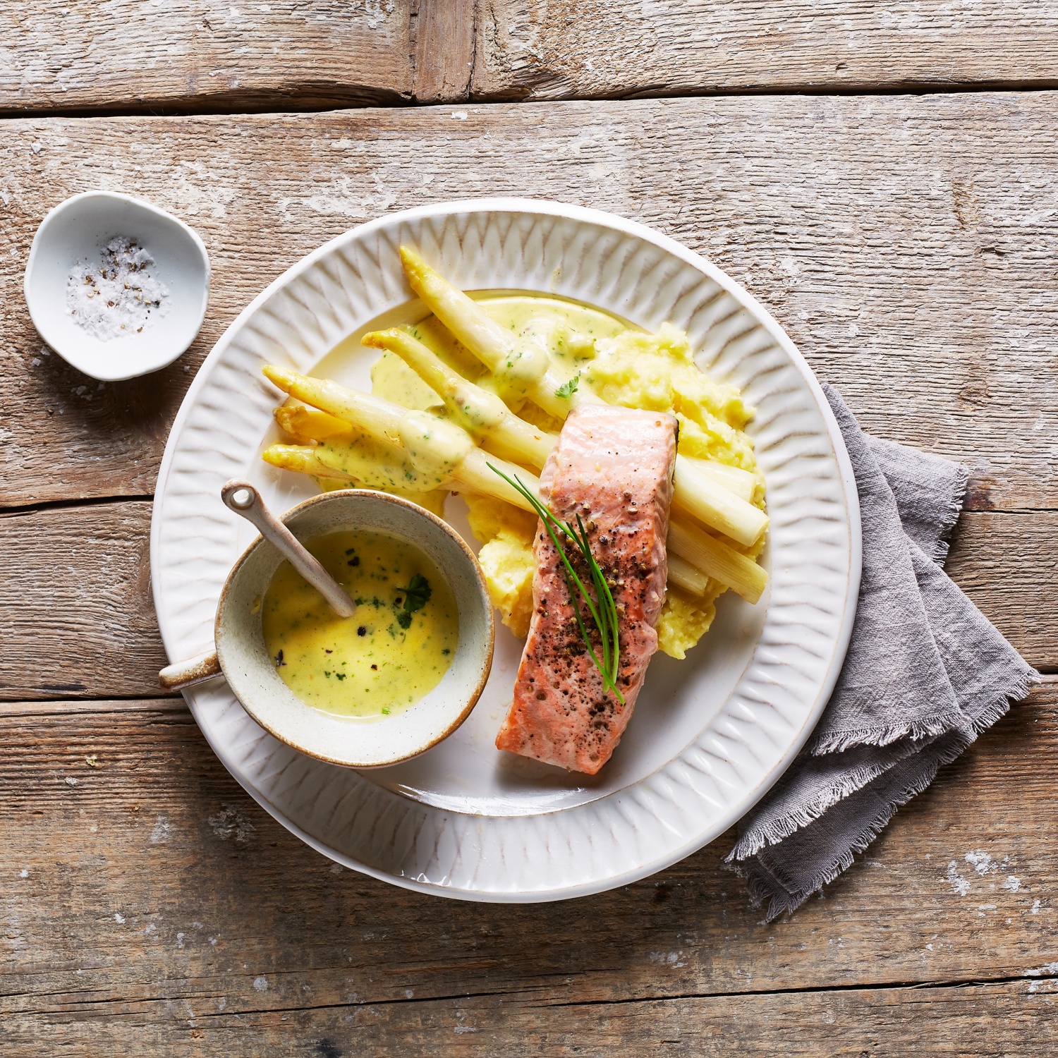 Lachsfilet mit weißem Spargel, Kräuterschaum und Stampfkartoffeln ...