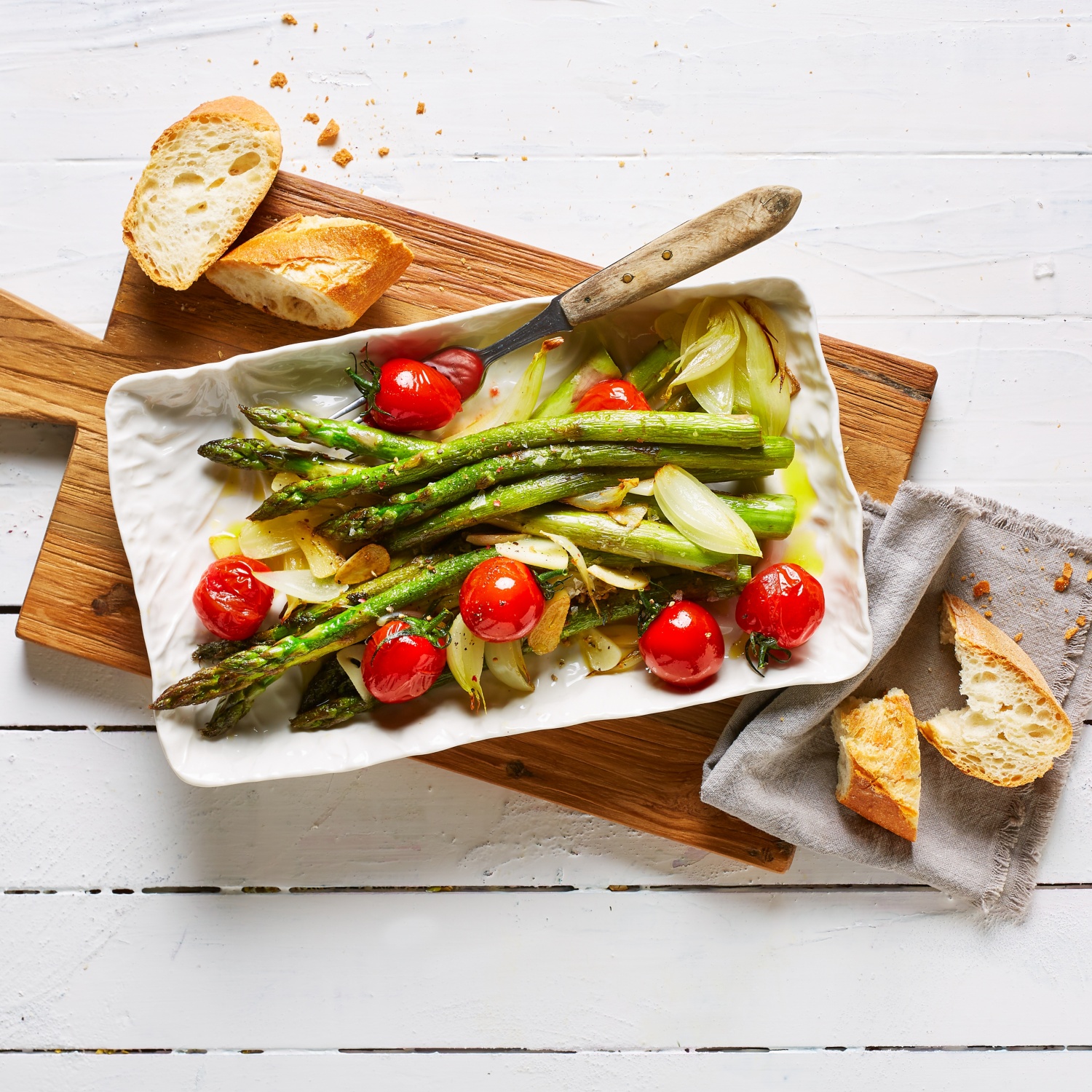 Gebratener grüner Spargel mit Kirschtomaten, Schalotten und Rosmarin ...