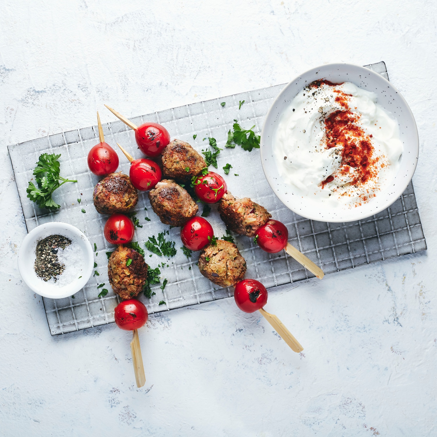 Würzige Hackspieße vom Grill mit Schafskäse-Dip | ALDI Rezeptwelt