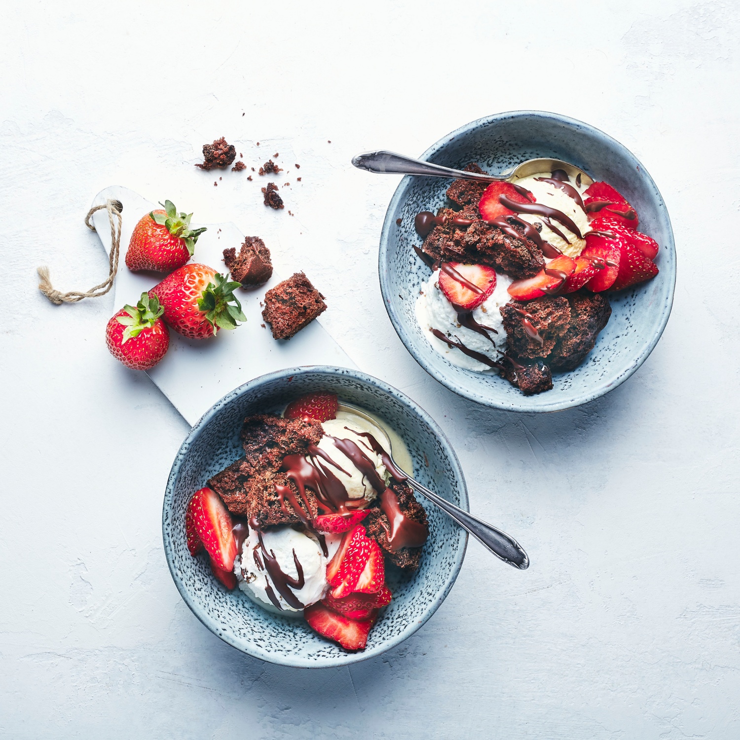 Brownie-Eisbecher mit Erdbeeren