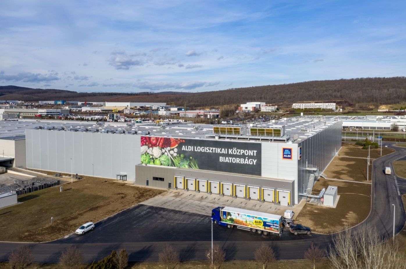 Egy modern ALDI üzlet külső képe