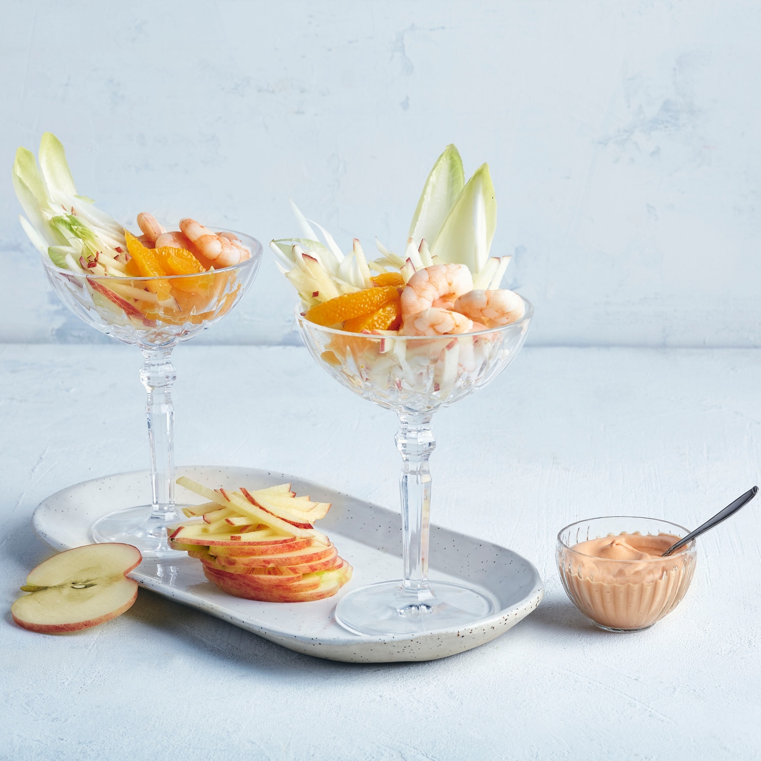 Garnelen-Cocktail mit Äpfeln und Orangenfilets