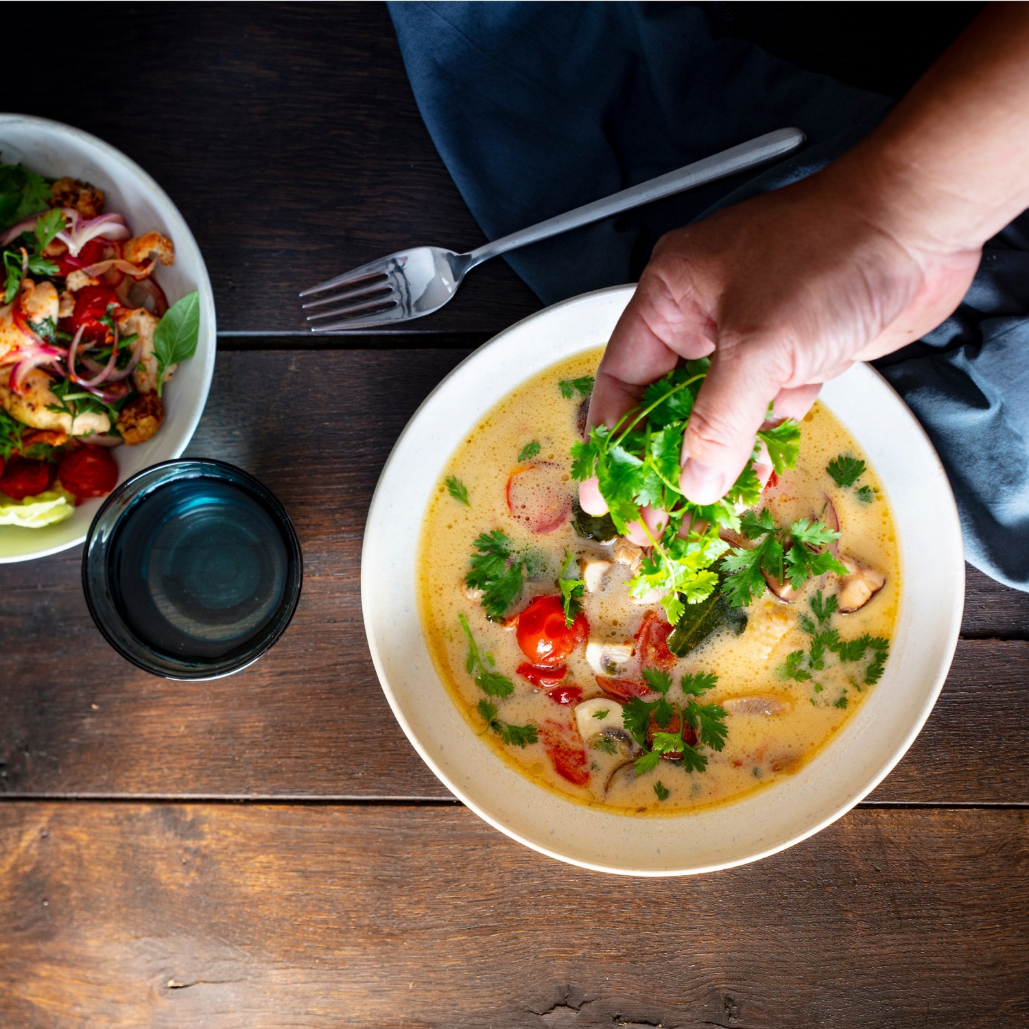 Tom Kha Gai mit schnellem, scharfen Hähnchensalat – #WieEinGourmet