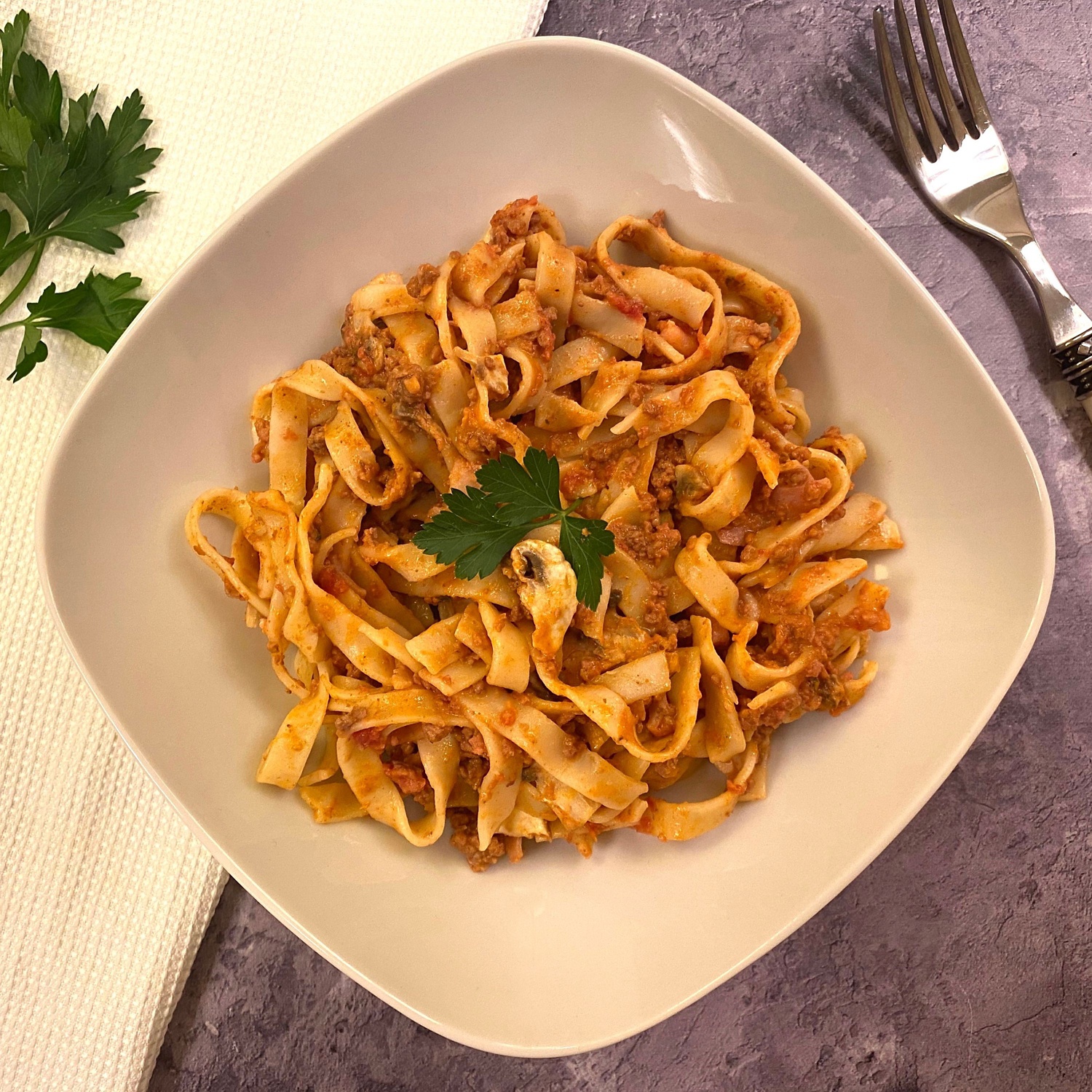 Špageti  s šampinjonovo omako po bolonjsko
