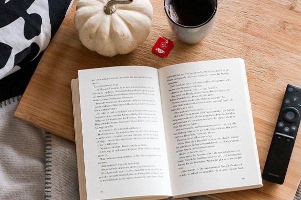 Es sich im Herbst mit einem guten Buch gemütlich machen