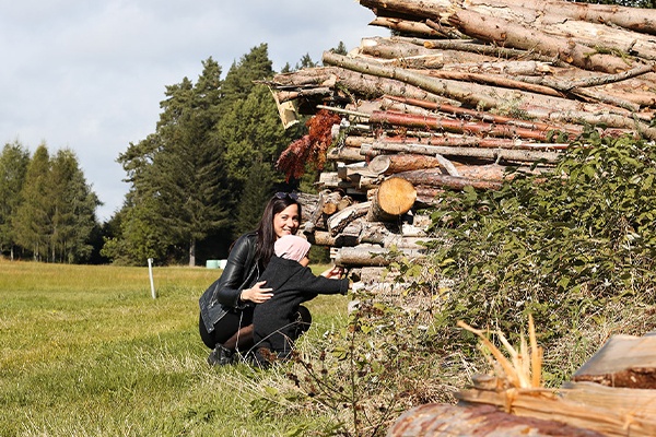 Den Herbst mit der Familie bei einem Waldspaziergang genießen