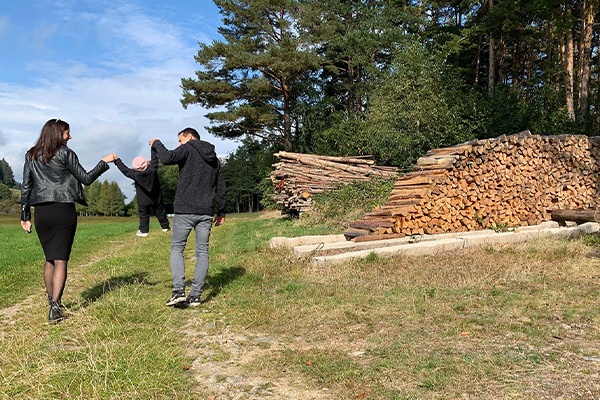 Spaziergang mit der Familie durch die herbstliche Natur