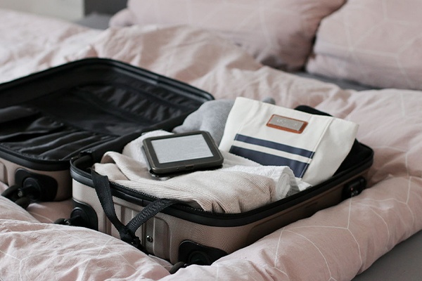 Koffer für einen Wellness-Urlaub mit der besten Freundin packen