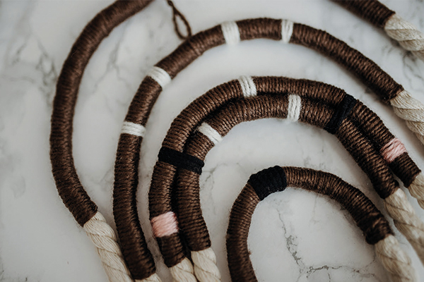 Kordeln mit brauner Schnur umwickelt