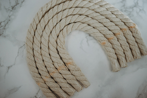 Vier Kordeln zu einem Regenbogen gelegt