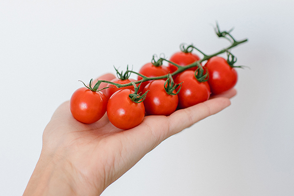 Rispentomaten in einer Hand