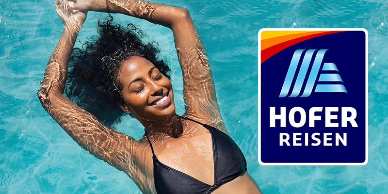 Das HOFER REISEN Logo auf sommerlichen Hintergrund