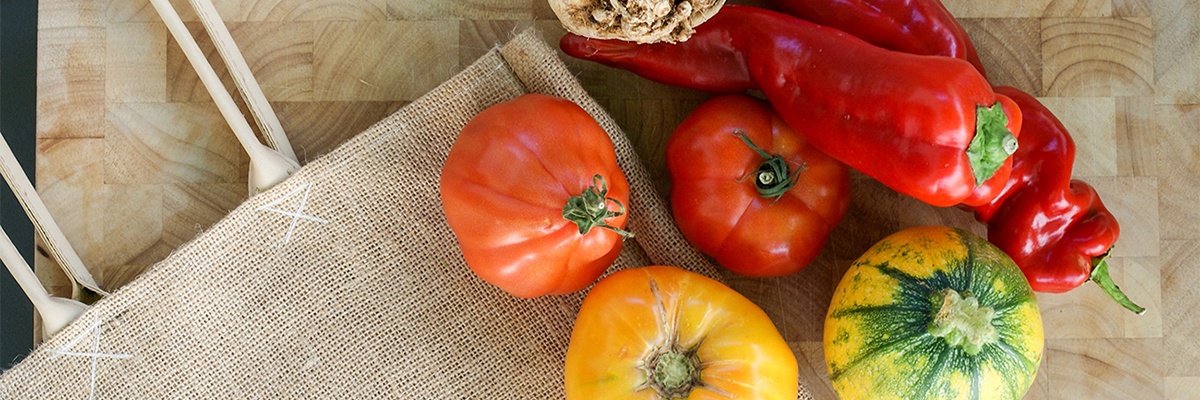 Alte Gemüsesorten - Paprika, Tomaten und Kürbis sind zu sehen. 